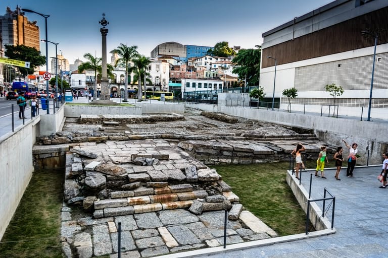 Cais do Valongo no Rio de Janeiro por onde estima-se que tenha passado mais de 300.000 escravos e por onde desembarcaram as imperatrizes Leopoldina (D. Pedro I) e Theresa Cristina (D. Pedro II)

Valongo Harbour in Rio de Janeiro where arrived about 300,000 slaves until the XIX century and also the two brazilian empresses Leopoldina (D. Pedro I) and Theresa Christina (D. Pedro II)
